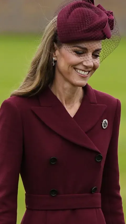 The First Lady’s Headpiece, Catherine’s Feather Brooch and Other Remarkable Outfits So Far
